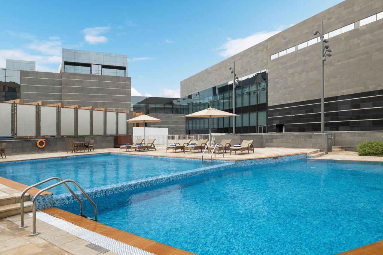 利雅得皇冠假日酒店 - Rdc酒店与会议中心 利雅德 外观 照片 The swimming pool at the hotel