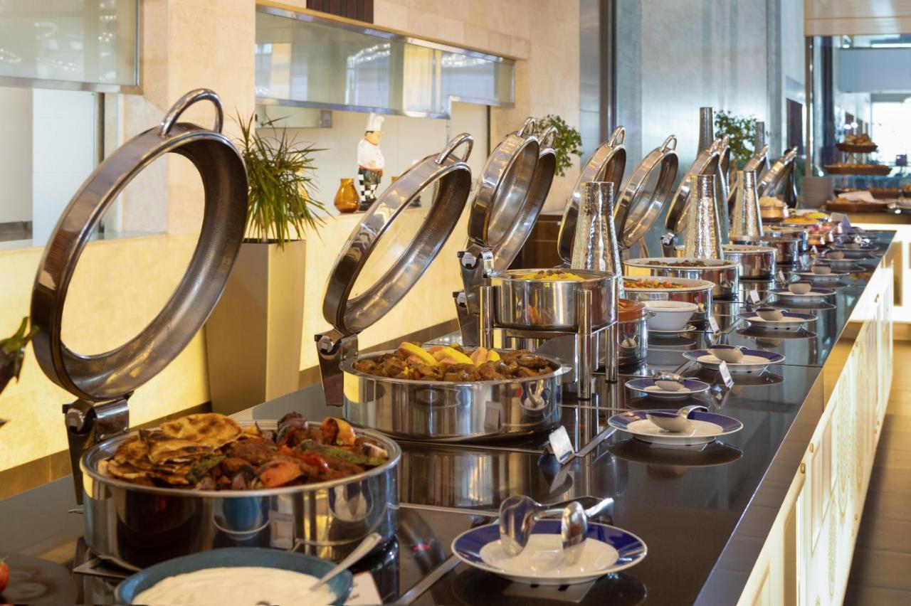 利雅得皇冠假日酒店 - Rdc酒店与会议中心 利雅德 外观 照片 A buffet at a hotel