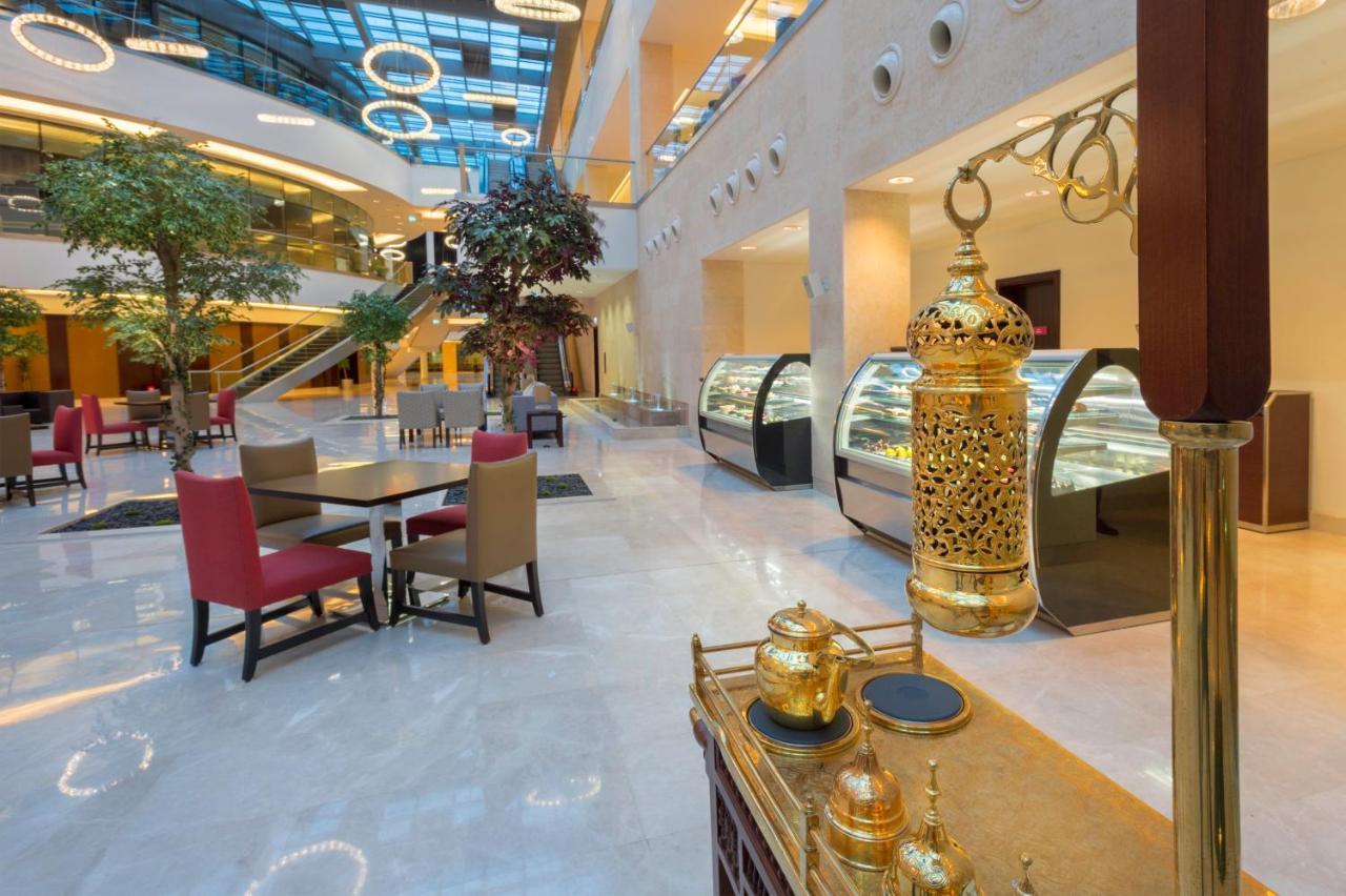 利雅得皇冠假日酒店 - Rdc酒店与会议中心 利雅德 外观 照片 The lobby of the hotel