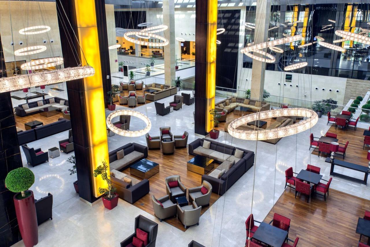 利雅得皇冠假日酒店 - Rdc酒店与会议中心 利雅德 外观 照片 The lobby of the hotel