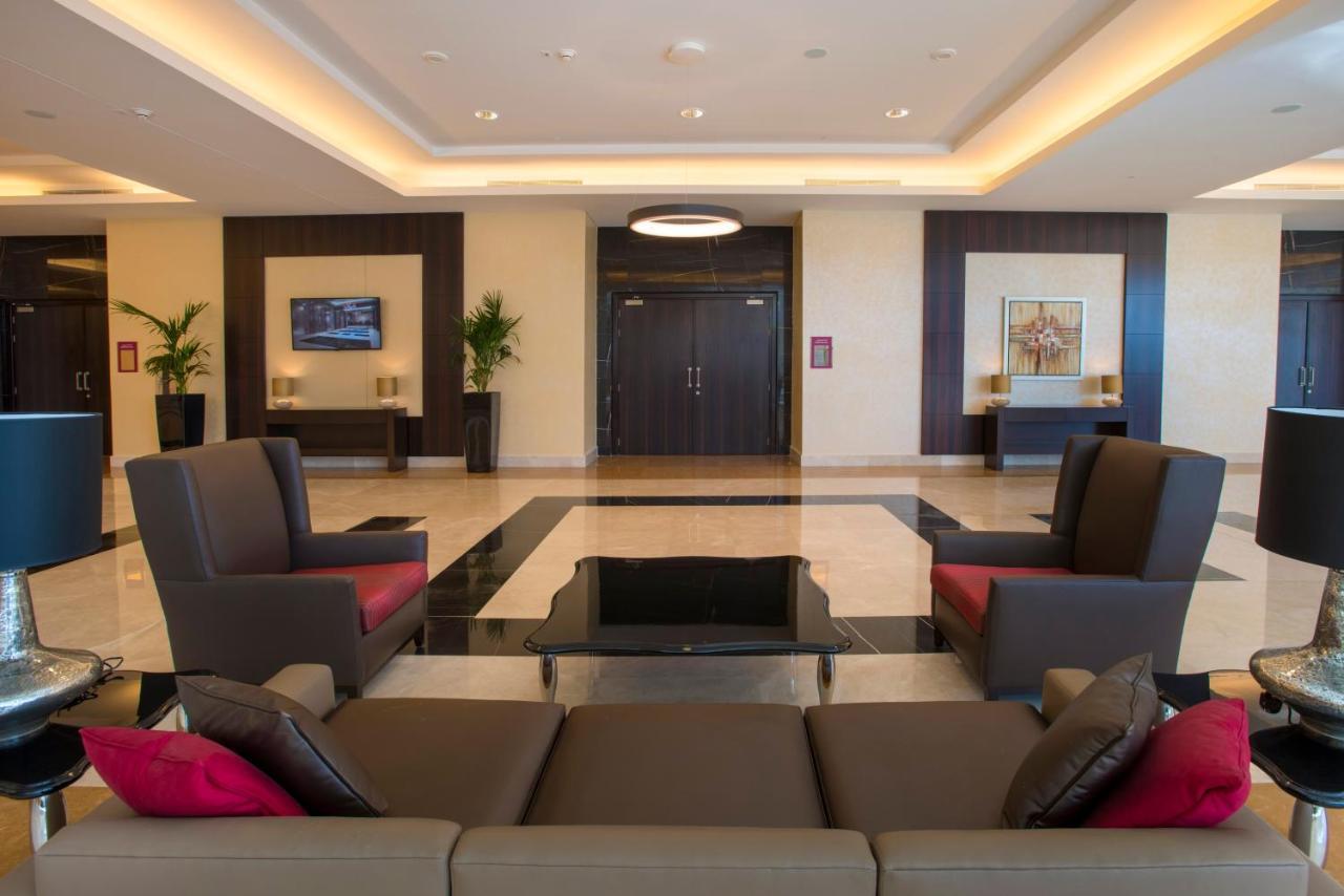 利雅得皇冠假日酒店 - Rdc酒店与会议中心 利雅德 外观 照片 The lobby of the hotel