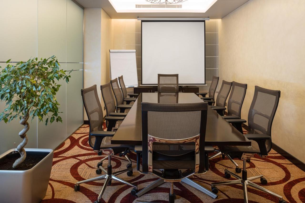 利雅得皇冠假日酒店 - Rdc酒店与会议中心 利雅德 外观 照片 A meeting room