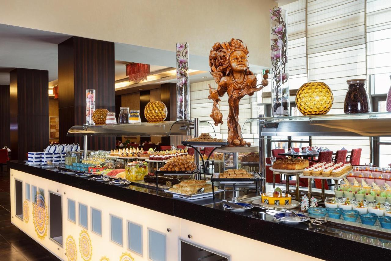 利雅得皇冠假日酒店 - Rdc酒店与会议中心 利雅德 外观 照片 A buffet at a hotel