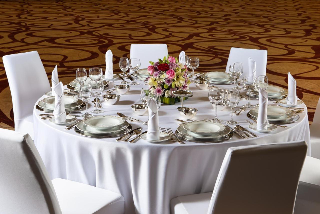 利雅得皇冠假日酒店 - Rdc酒店与会议中心 利雅德 外观 照片 A table set for a formal dinner