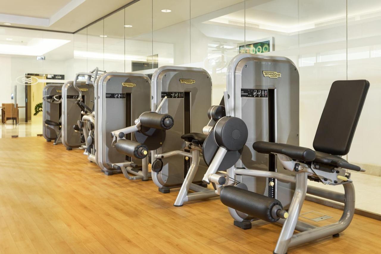 利雅得皇冠假日酒店 - Rdc酒店与会议中心 利雅德 外观 照片 A row of exercise machines