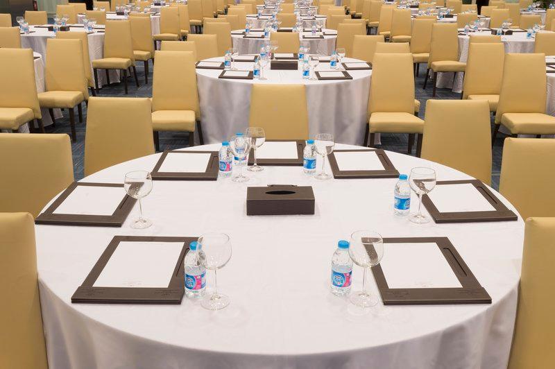 利雅得皇冠假日酒店 - Rdc酒店与会议中心 利雅德 外观 照片 A table set for a meeting