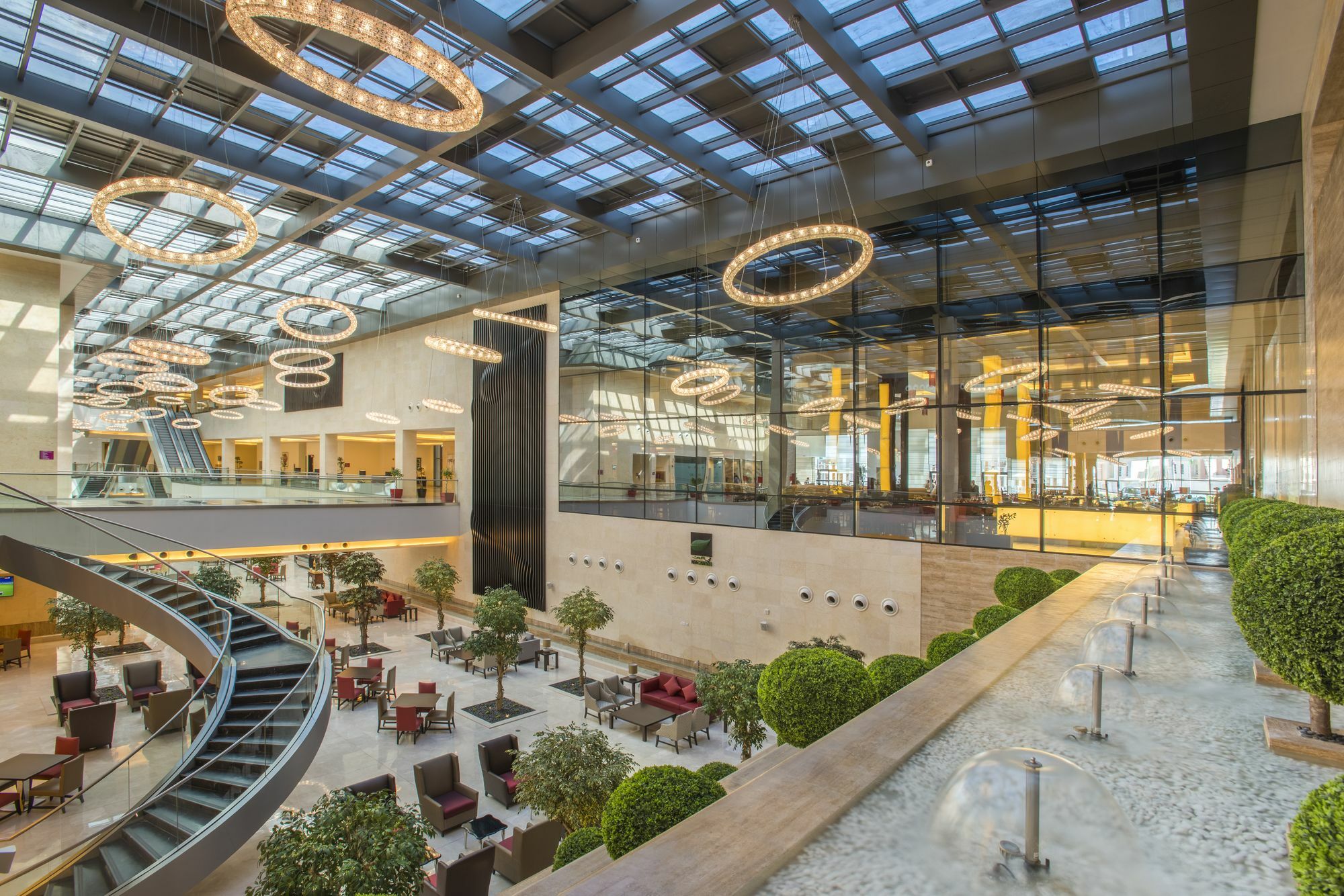 利雅得皇冠假日酒店 - Rdc酒店与会议中心 利雅德 外观 照片 The lobby of the hotel